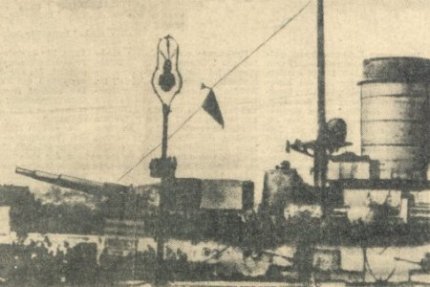 Foto: Auf einem Schiff der Hochseeflotte wird die rote Fahne gehisst